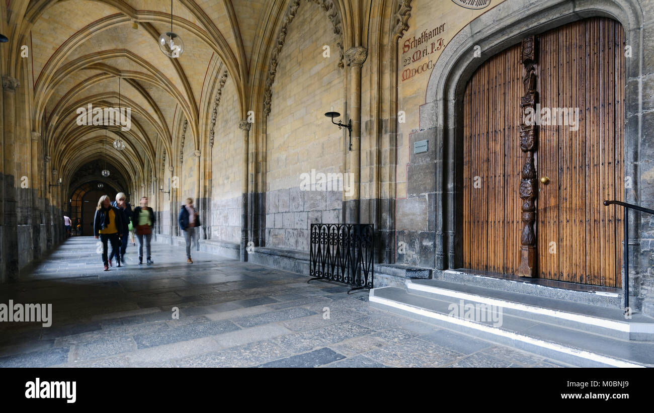 Maastricht, Niederlande - 8 September, 2013: die Menschen in die Basilika von Sankt Servatius. Die Kirche gilt als eine der wichtigsten Relig. Stockfoto