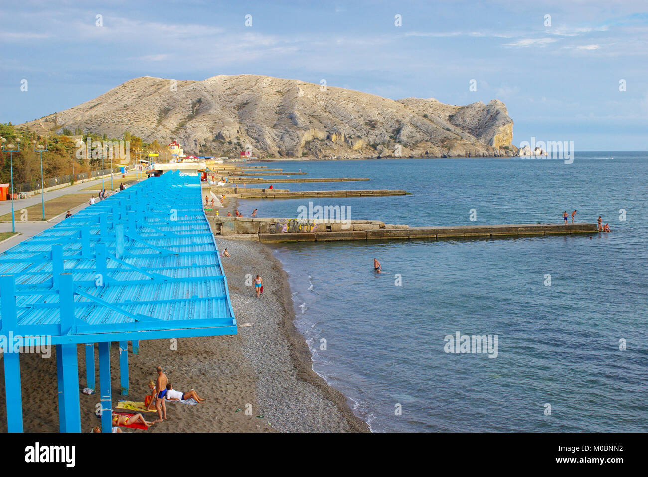 Sudak, Krim, Ukraine - 22. September 2006: Menschen, die am öffentlichen Strand ruhen Stockfoto
