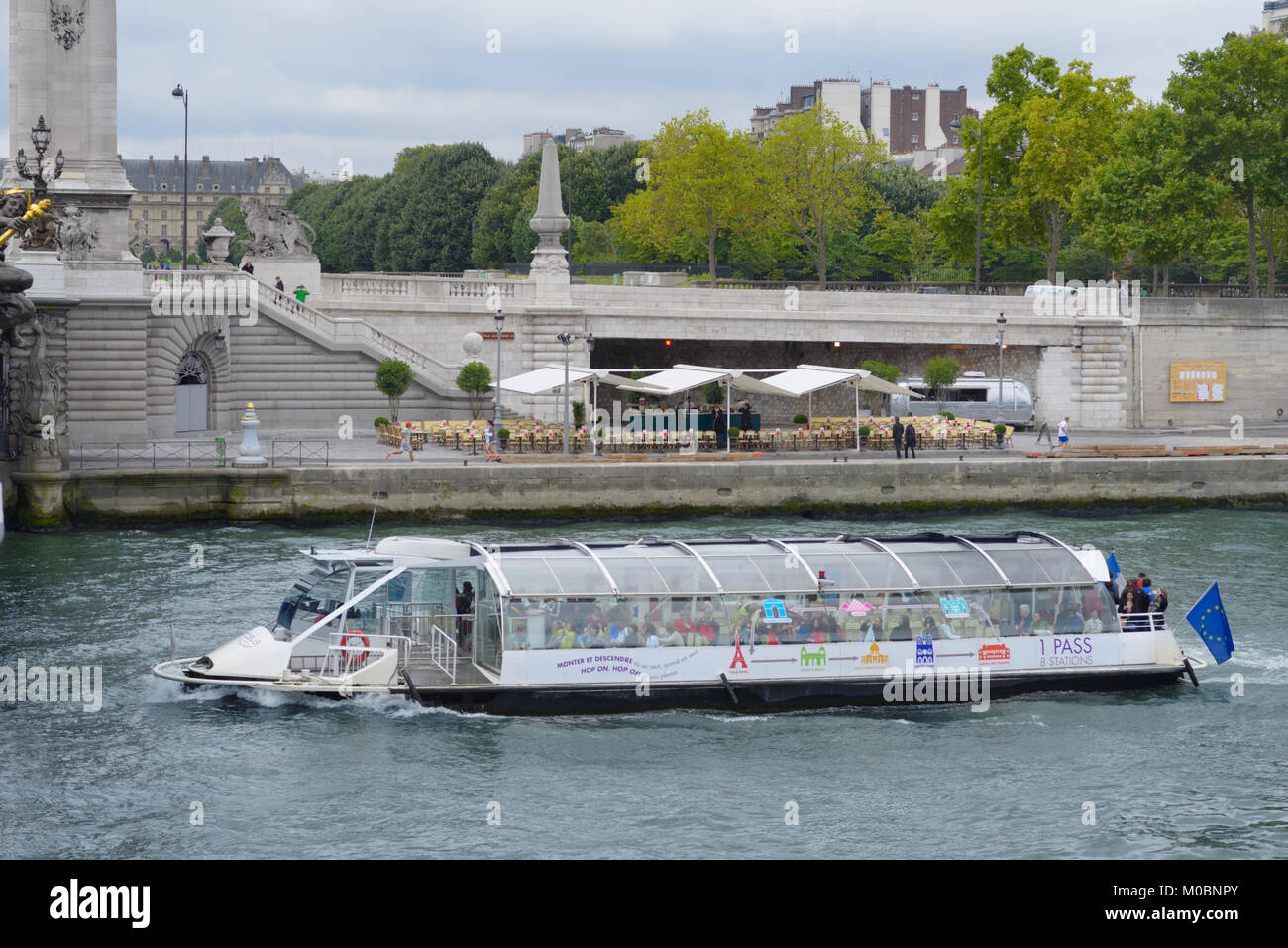Paris, Frankreich, 12. September, 2013: Die Menschen auf dem Boot, so dass die Tour auf Seine. Flusskreuzfahrten sind die bevorzugten Freizeitbeschäftigung für Tausende o Stockfoto