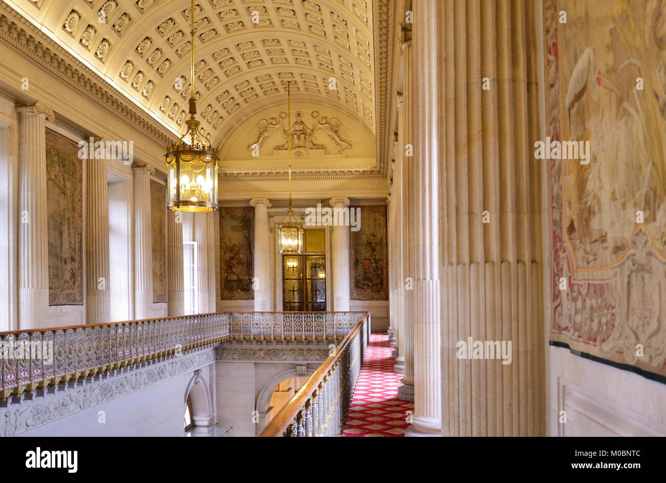 Paris, Frankreich, 14. September 2013: Die große Treppe von Luxemburg entfernt. Der Palast wurde ursprünglich im 17. Jahrhundert erbaut, seit 1958 beherbergt es. Stockfoto