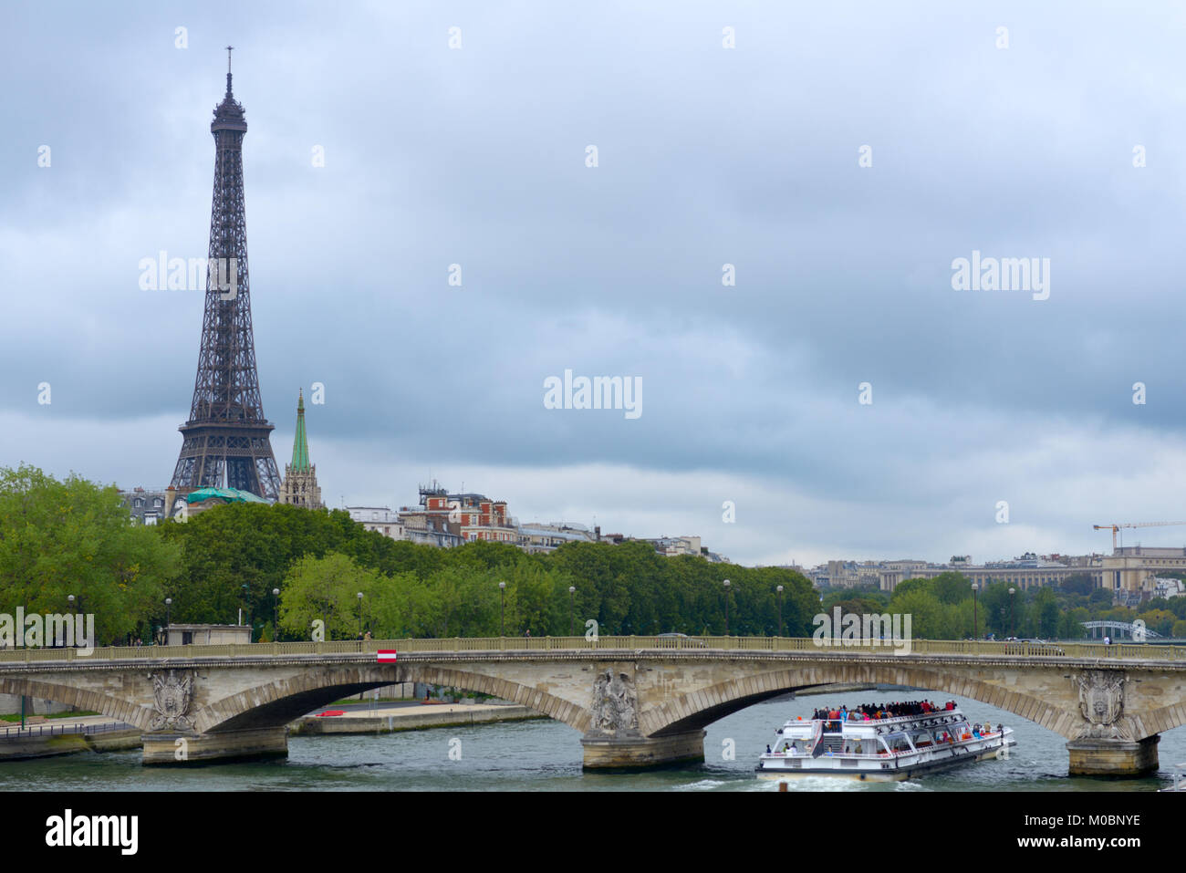 Paris, Frankreich, 12. September 2013: Menschen auf eine Reise Boot unter der Pont des Invalides auf der Seine in Paris, Frankreich, 12. September 2013. Es ist t Stockfoto