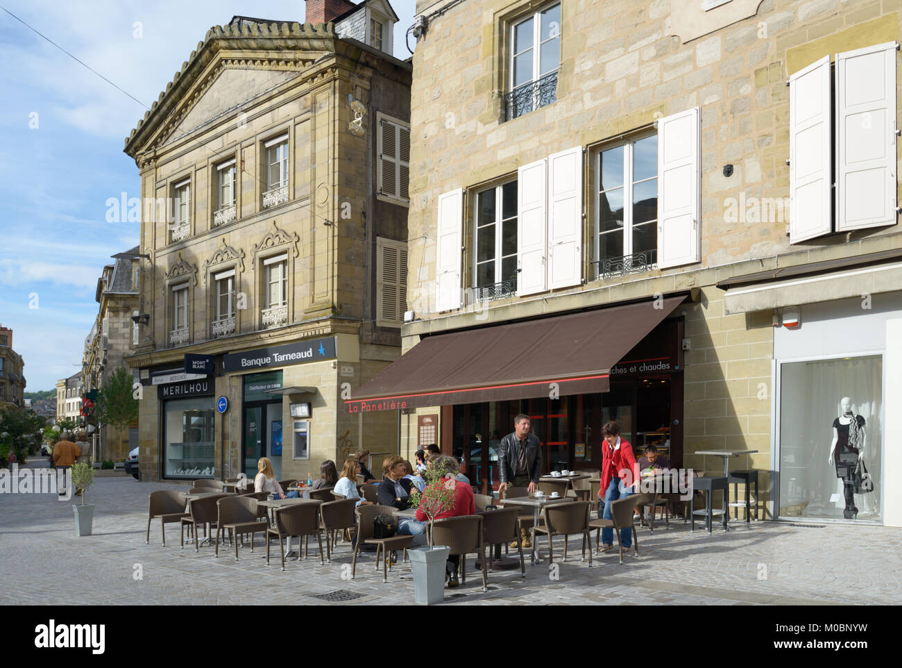 Brive-la-Gaillarde, Frankreich - 9. September 2013: Menschen, die sich im Restaurant La Panetiere auf dem Charles de Gaulle Platz ausruhen. Stockfoto