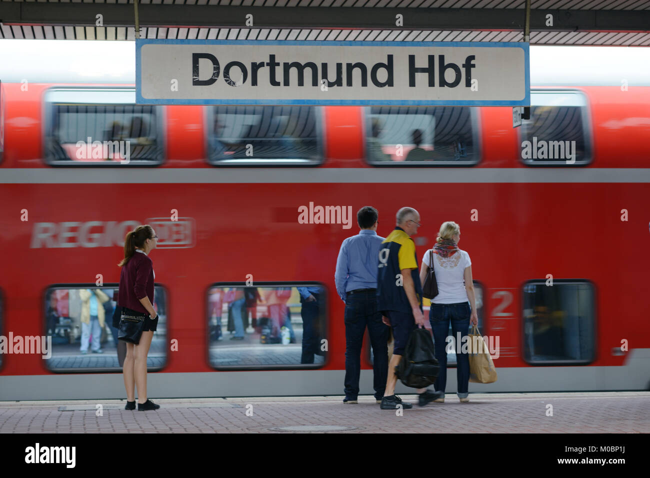 Dortmund, Deutschland - 7 September, 2013: die Menschen auf der Plattform bei der Ankunft der S-Bahn auf dem Bahnhof von Dortmund, Deutschland am Septembe Stockfoto