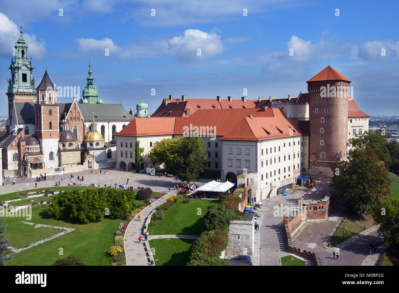 Krakau, Polen - 15. September 2013: Touristen in das Königsschloss Wawel. Im 16. Jahrhundert erbaut, heute ist die Burg das Museum und die Umgebung Stockfoto