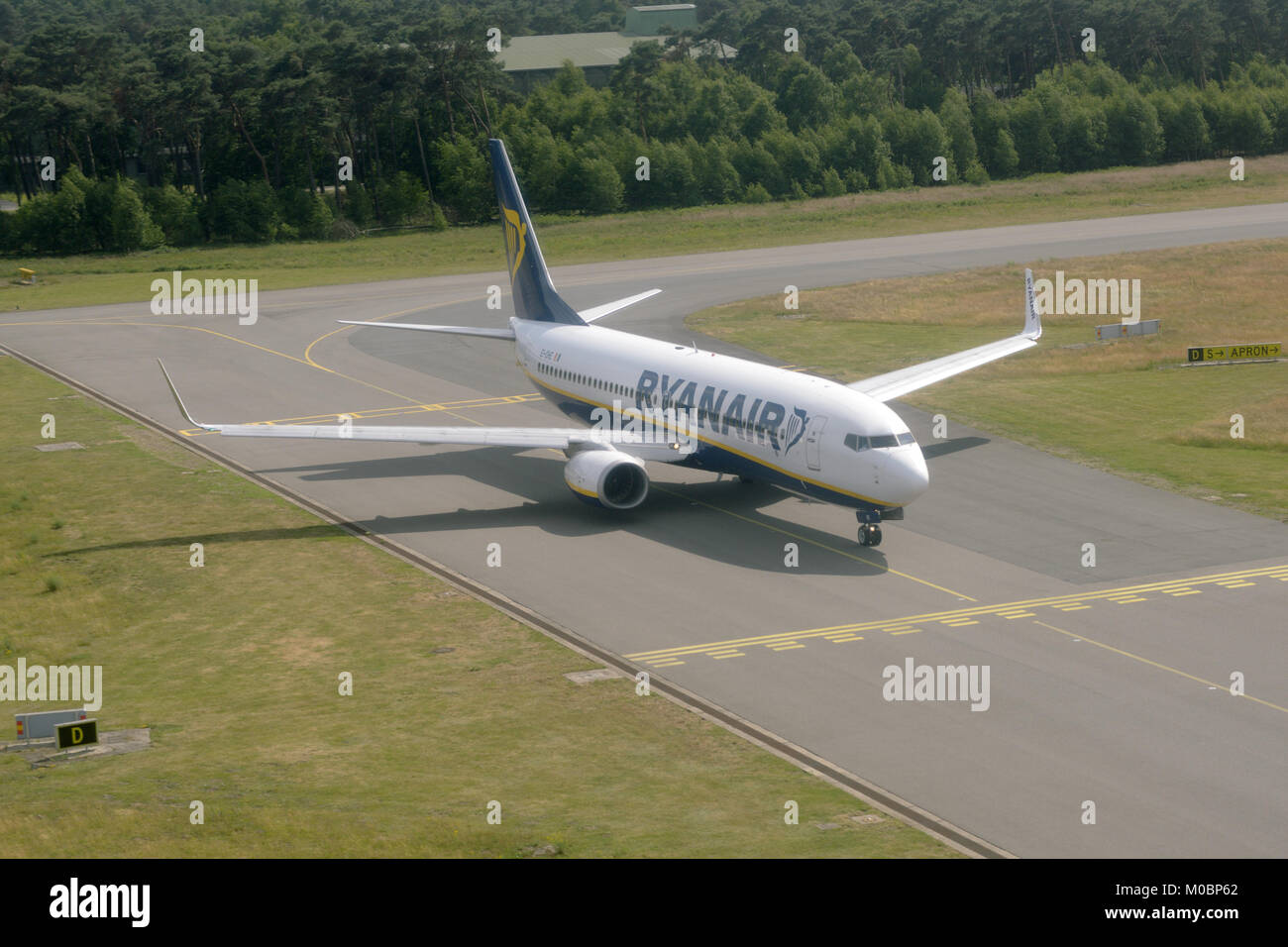 Weeze, Deutschland - 29. Juni 2013: Ryanair Flugzeug vor den take-off auf der Landebahn des Flughafen Weeze, Deutschland am 29. Juni 2013. Ryanair wird 81,5 mi Stockfoto