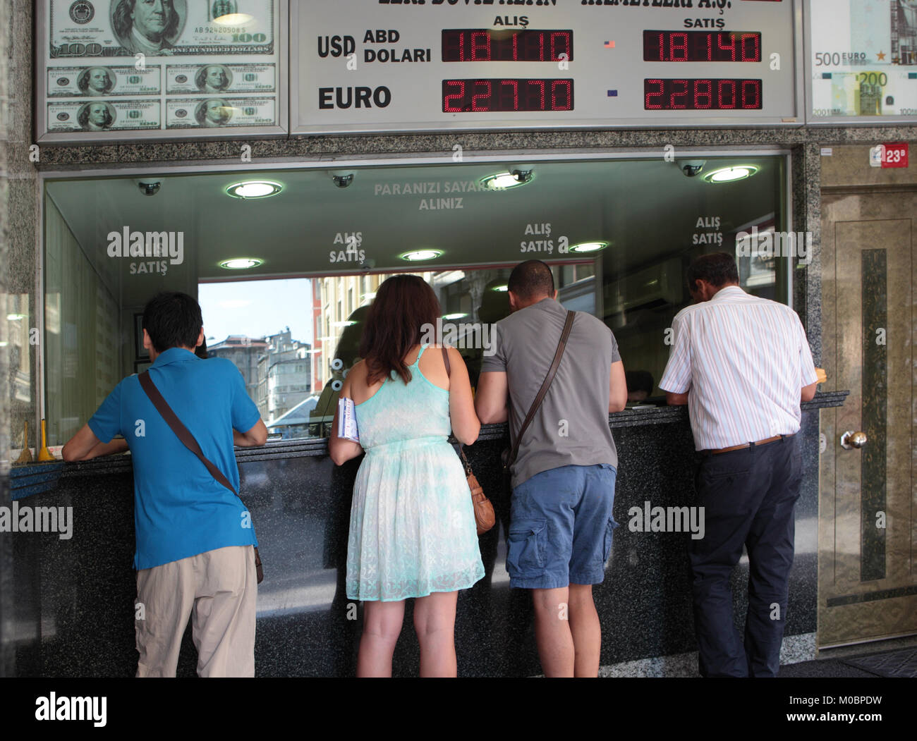 Istanbul, Türkei - 23. Juni 2012: Leute Geld wechseln in der Wechselstube an der Kreuzung von Findikci Remzi Street und Büyük Postane Aven Stockfoto