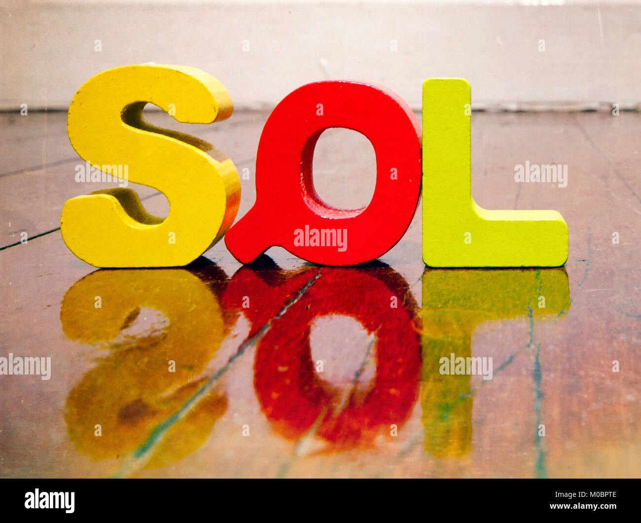 Das akronym SQL auf einem Holzboden mit Reflektion Stockfoto