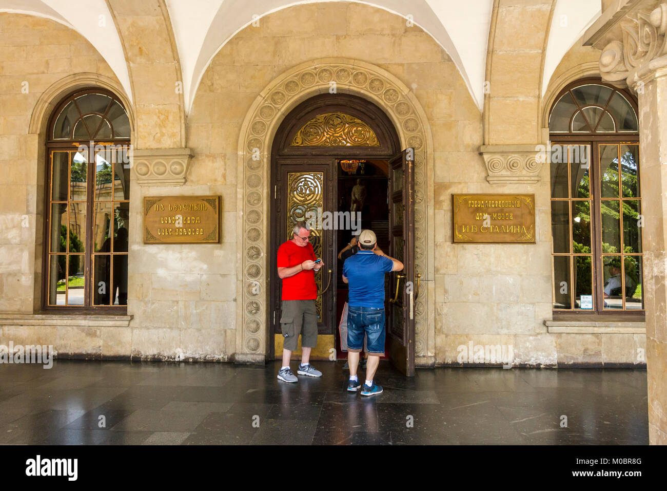 Touristen nehmen Bilder der Eingang des Stalin Museum. Gori, Georgien Stockfoto