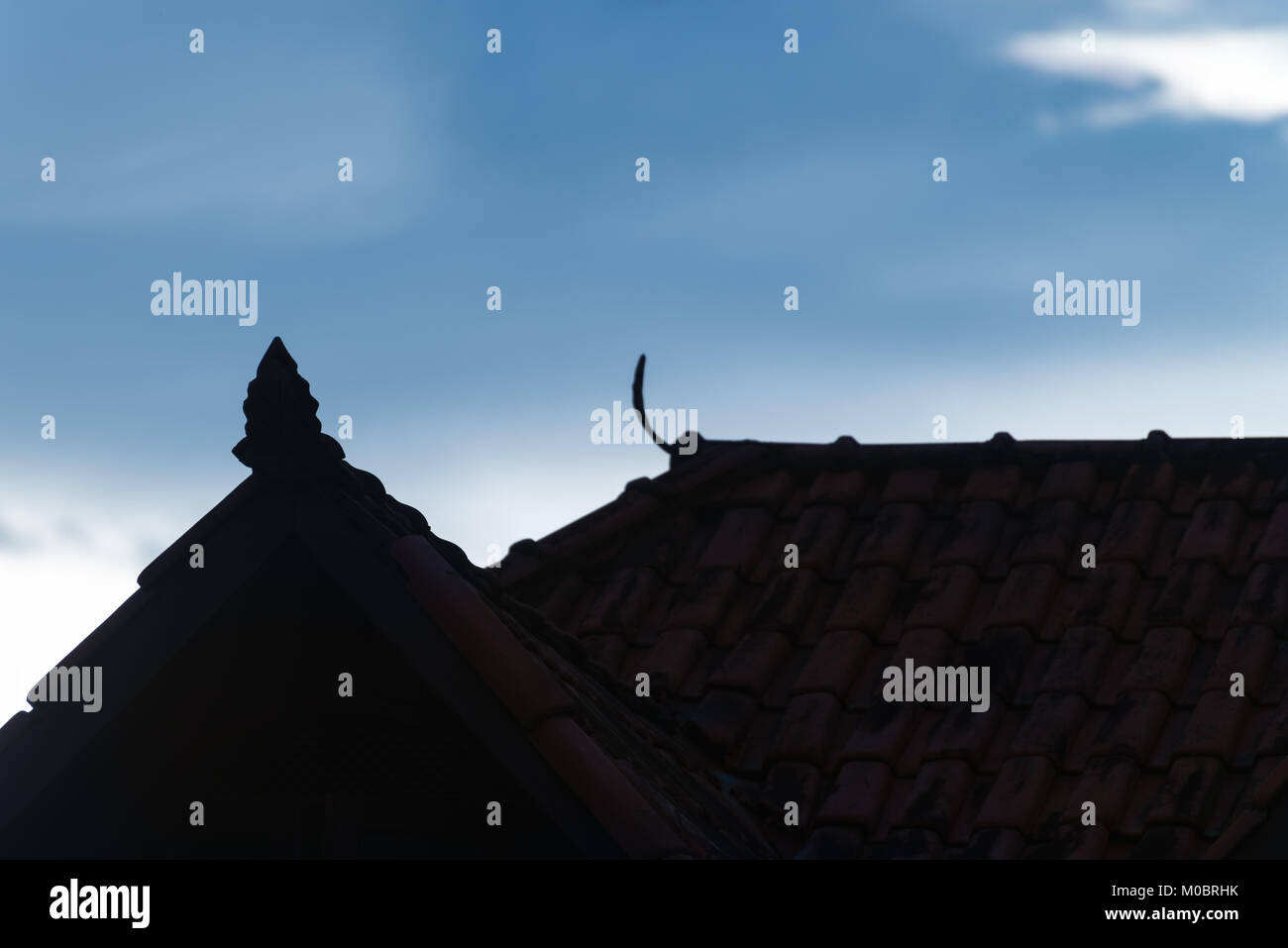 Silhouette auf der Dachterrasse mit schöner Dekoration Formen und Himmel als Hintergrund Stockfoto