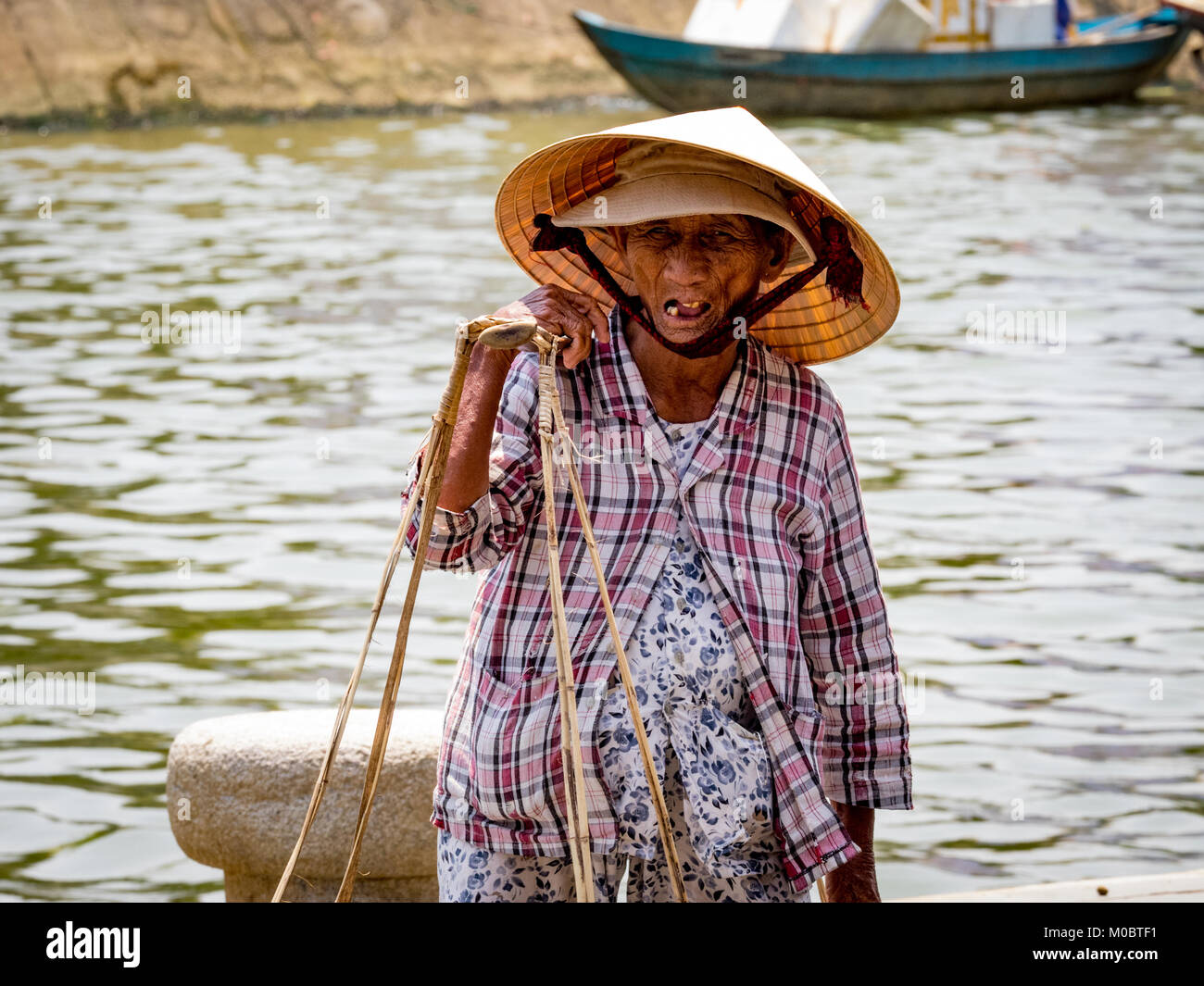 Alte Damen verkaufen Obst in Hoi An. Stockfoto