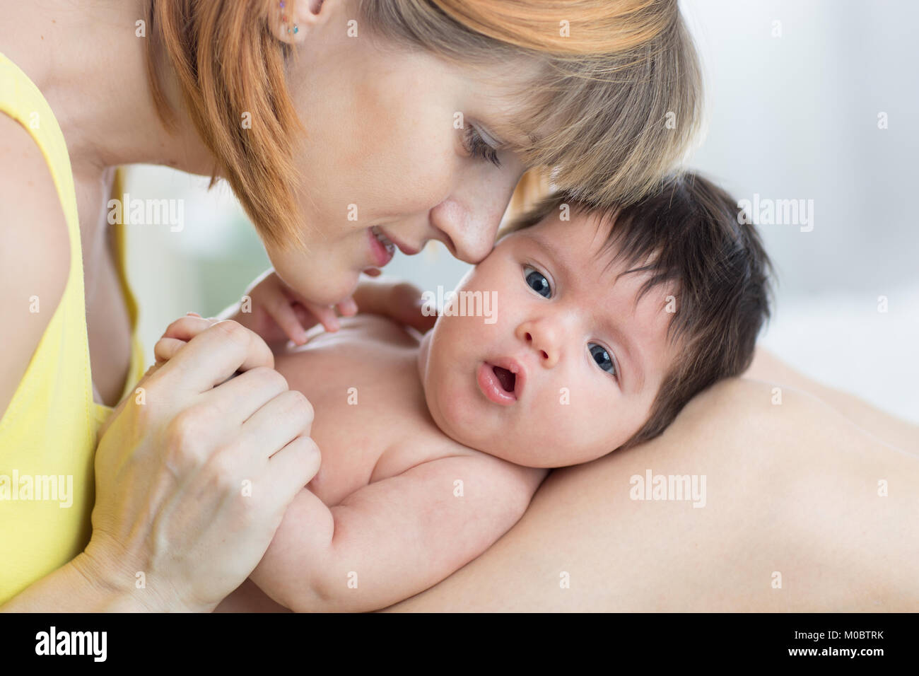 Portrait der glücklichen Mutter und Neugeborenes Baby Stockfoto