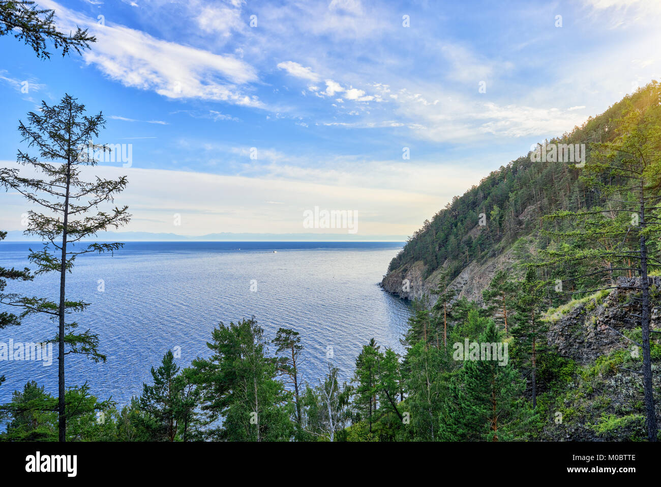 Baikalsee in der Nähe von Dorf Listwjanka. Juli Landschaft. Irkutsk Region. Russland Stockfoto