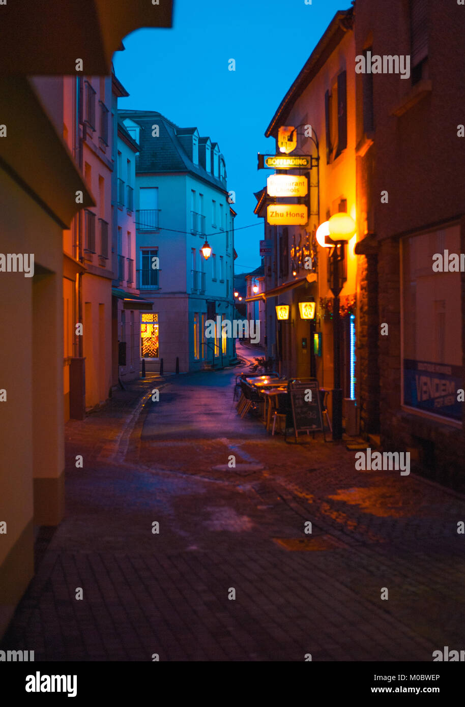 Historische Straßen von Echternach mit Nachtlicht, Luxemburg Stockfoto