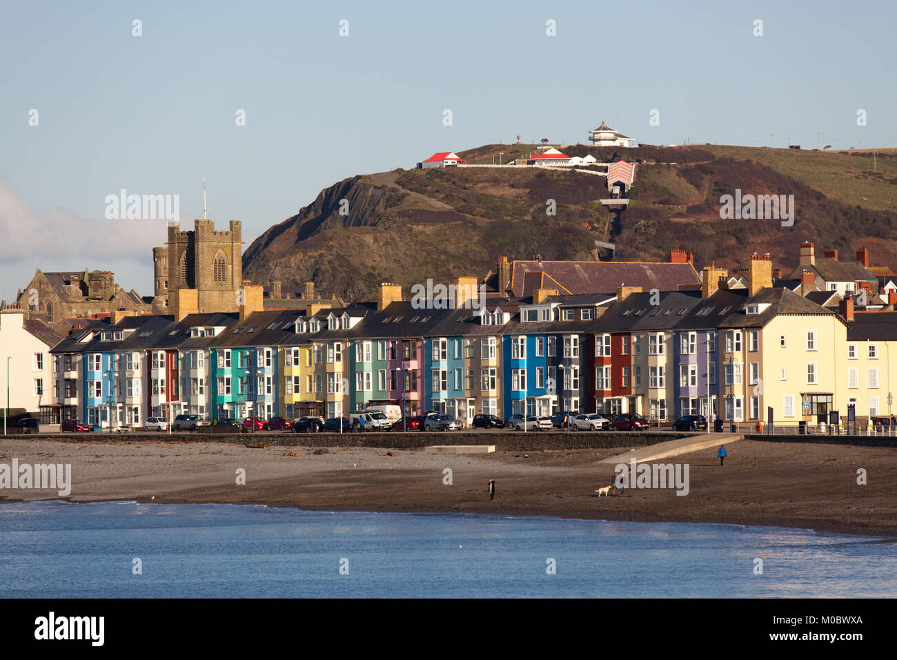 Stadt Aberystwyth, Wales. Malerische Ansicht von bunten Häuserfassaden auf der Esplanade vorne an der South Marine Terrasse. Stockfoto