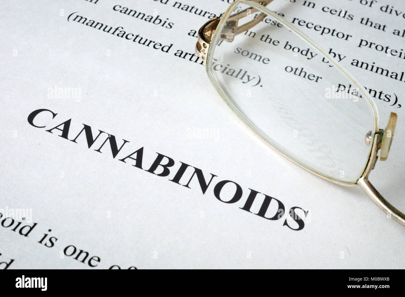 Dokument über Cannabinoide auf einem Schreibtisch. Stockfoto