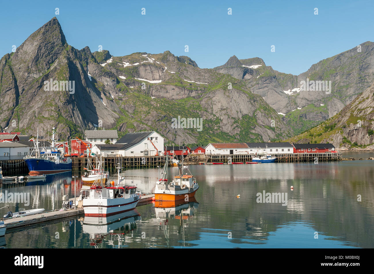 Fischerhafen von Hamnoy Lofoten. Hamnoy ist ein idyllisches Fischerdorf und ein beliebtes Reiseziel im Norden von Norwegen. Stockfoto