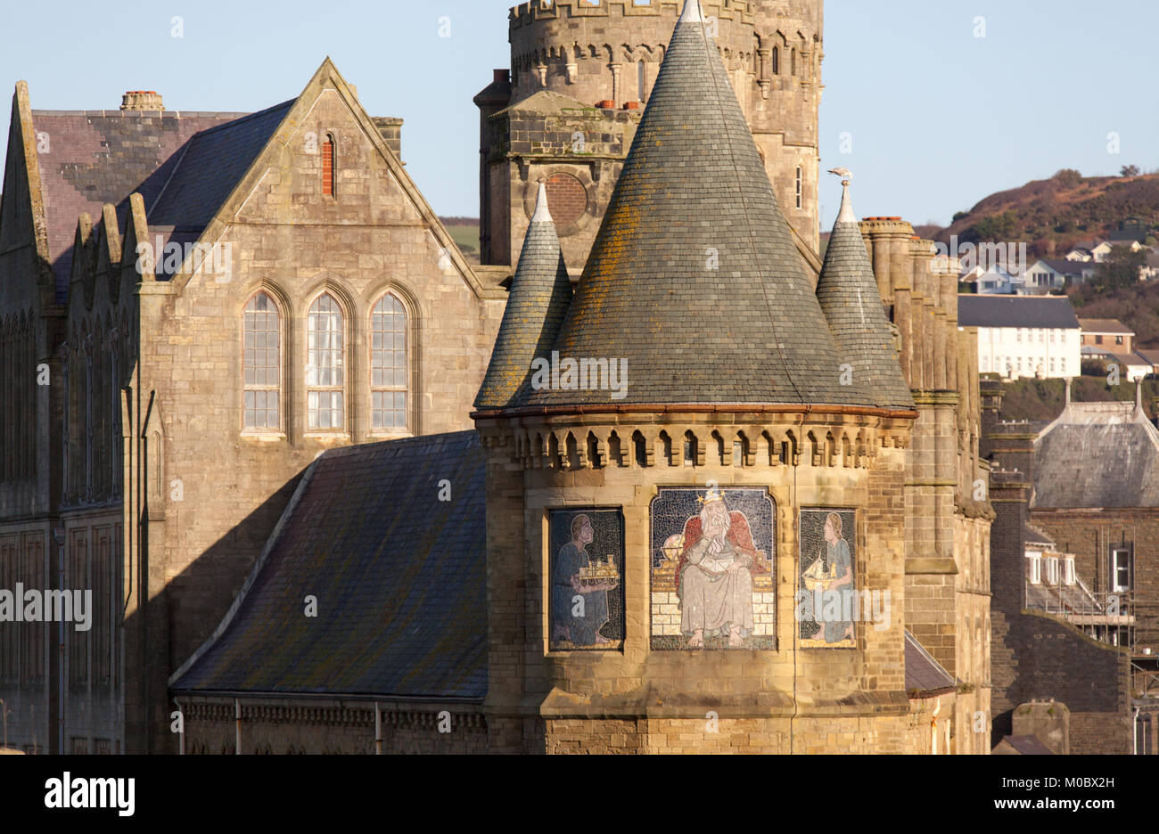 Stadt Aberystwyth, Wales. Malerische Ansicht von Wandmalereien auf der Klasse 1 aufgeführt, alte Hochschule Gebäude südlichen Türme. Stockfoto
