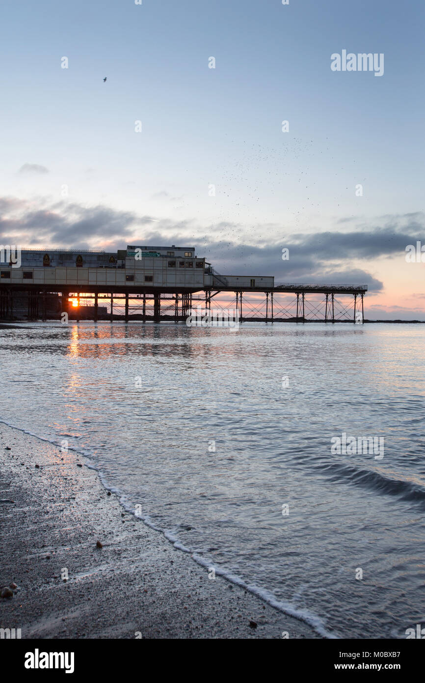 Stadt Aberystwyth, Wales. Malerische Aussicht auf den Sonnenuntergang von Aberystwyth Royal Pier. Stockfoto