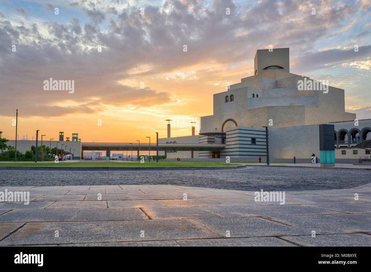 Museum für Islamische Kunst in Doha, Katar im Tageslicht Außenansicht mit Wolken im Himmel im Hintergrund Stockfoto