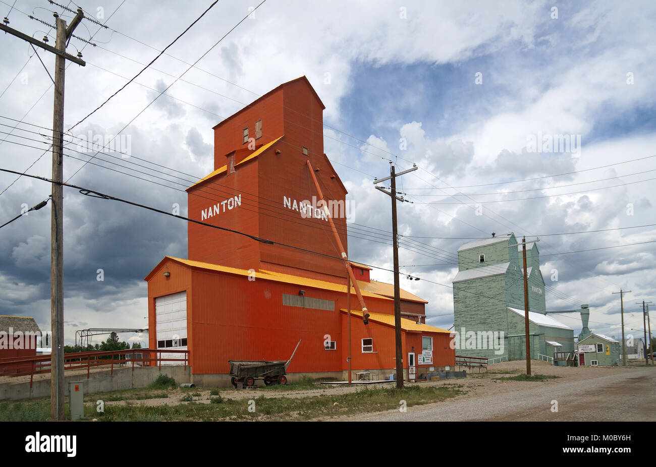 Historische Holz- Getreidesilos in Nanton, Alberta, Kanada. Stockfoto