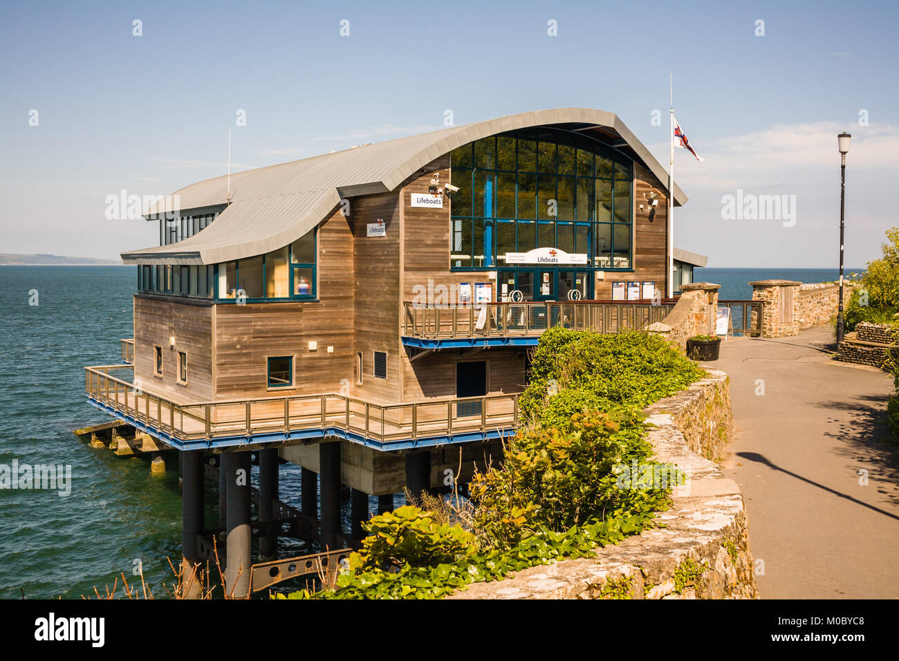 Das Neue rettungsboot Station, die für die Öffentlichkeit während des Sommers geöffnet ist, im Jahr 2005 erbaute am Castle Rock, Tenby, Pembrokeshire, South Wales Stockfoto