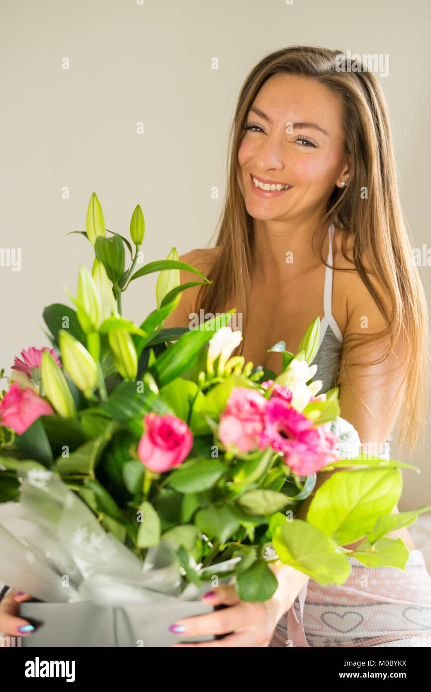 Junge Frau mit Blumen Stockfoto