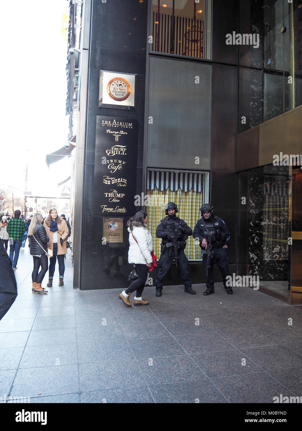 Bewaffnete Sicherheit Ausserhalb Trump Tower New York Usa Stockfotografie Alamy