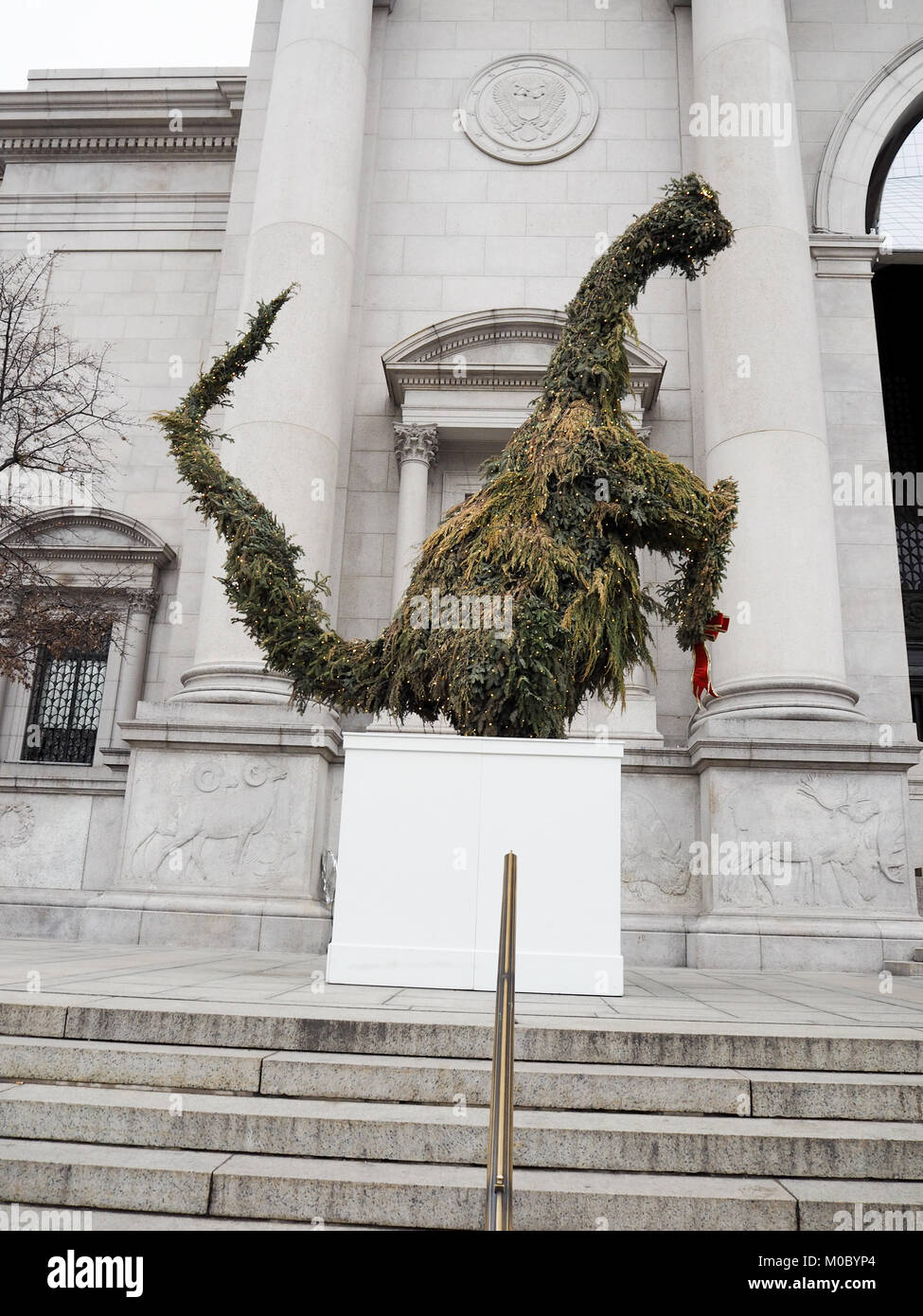 Weihnachtsbaum Dinosaurier außerhalb des Natural History Museum, New York, USA. Stockfoto