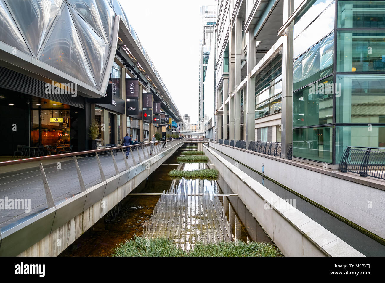 London, Großbritannien - 25 November 2017 - Restaurants und Geschäfte an Crossrail in Canary Wharf Stockfoto