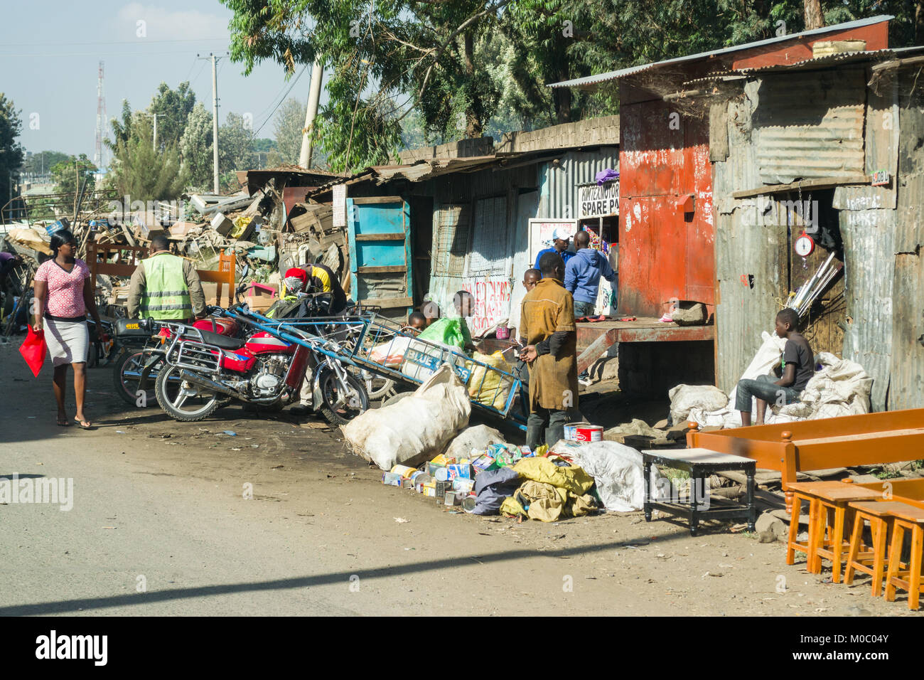 Menschen berufskranheiten kleinen Hütte Unternehmen neben einer Hauptstraße in Huruma, Nairobi, Kenia Stockfoto