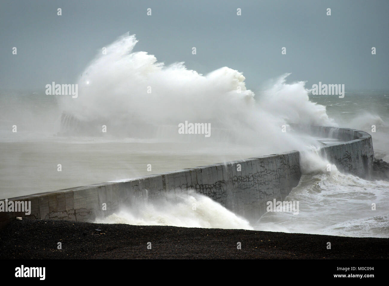 Rauhe See in Newhaven als winter storm Hits. Stockfoto