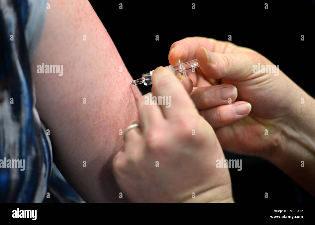 Jemand mit einer Grippe impfen im Winter Stockfoto
