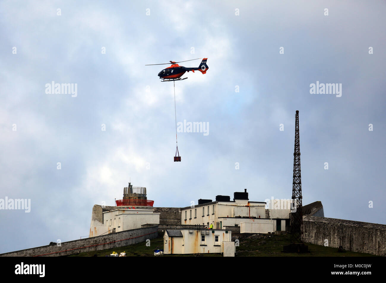 Hubschrauber mit Tragseilen versehen Baustoff aus irischer off shore Island, wilden Atlantik, County Mayo Irland Stockfoto