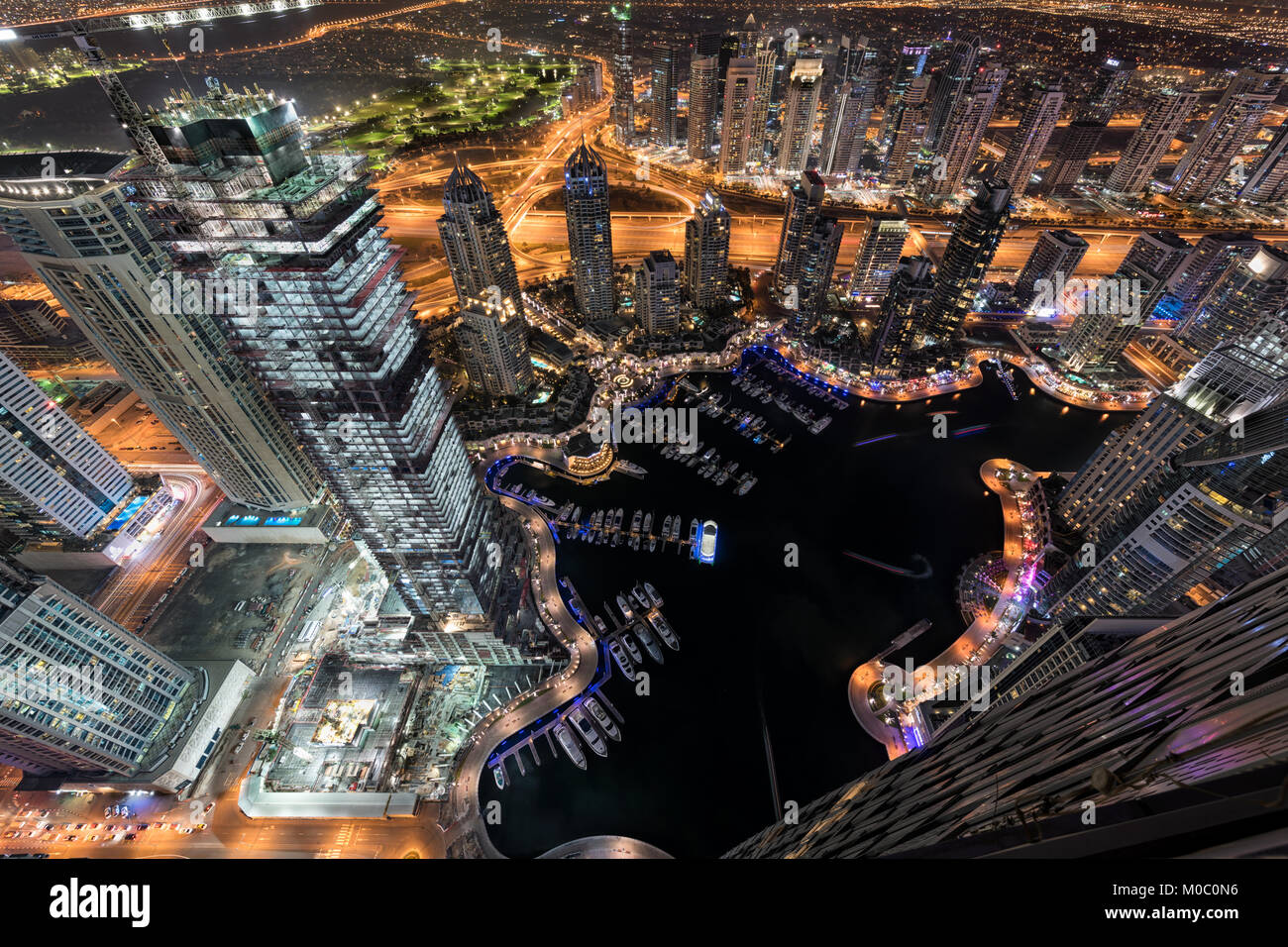 Blick auf Dubai Marina, Shiek Zayad Straße und der Emirates Golf Course Stockfoto