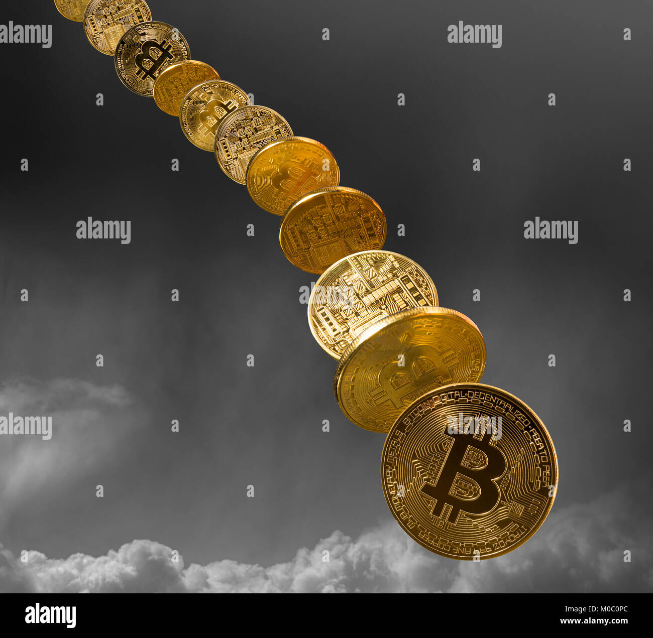 Bitcoin Münzen fallen vom Himmel Stockfoto