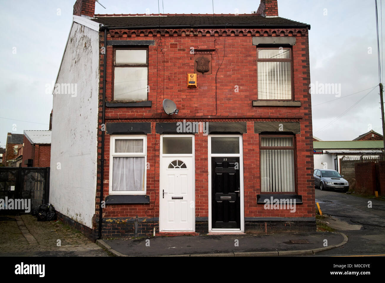 Zwei Schlafzimmern aus rotem Backstein viktorianischen Reihenhäusern ward street St Helens Merseyside, UK Stockfoto