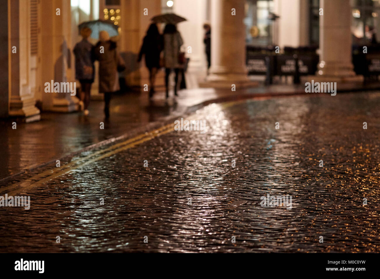 Cobblestone street wet after rain -Fotos und -Bildmaterial in hoher  Auflösung – Alamy