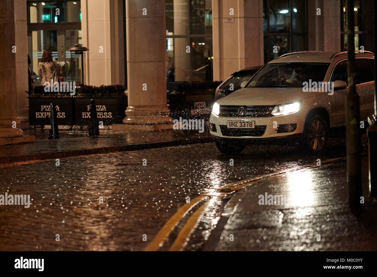 Auto Fahrt auf nassen gepflasterten Straße bei Nacht Belfast Nordirland UK Stockfoto
