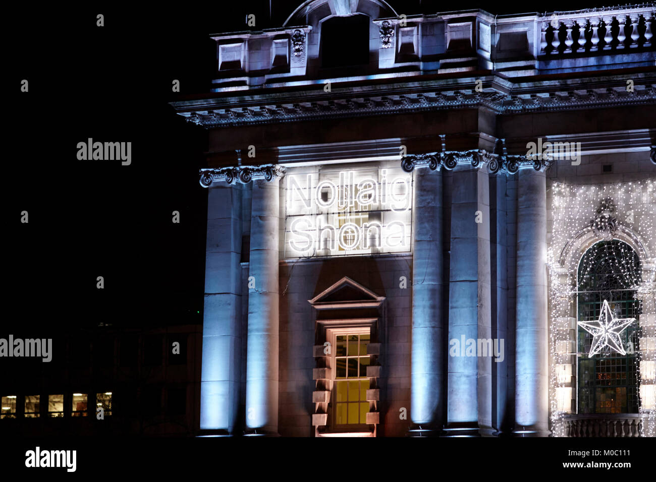 Nollaig Shona frohe Weihnachten in der irischen Low Energy LED-Weihnachtsbeleuchtung auf Belfast City Hall Nordirland uk Stockfoto