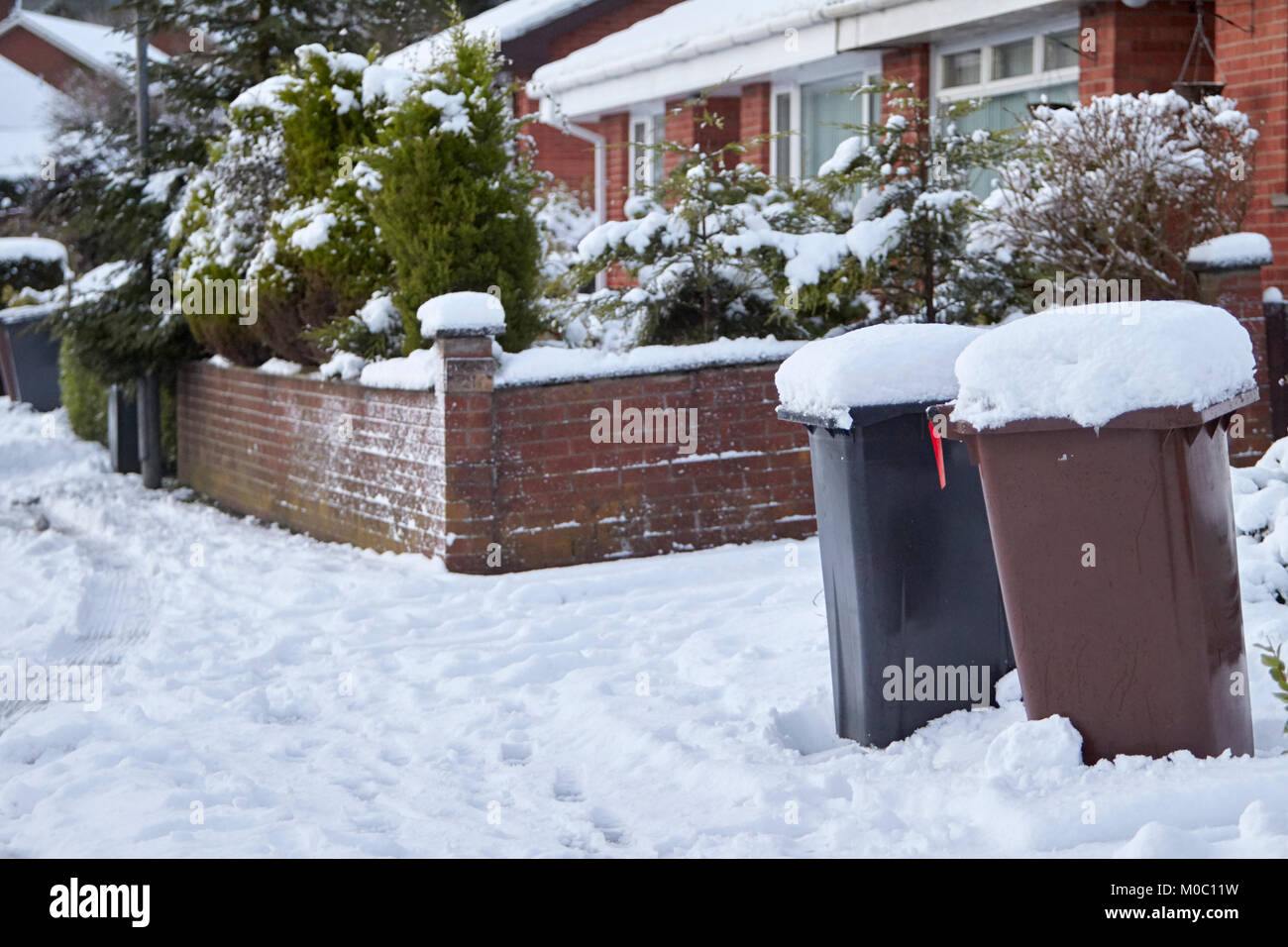 Behälter links außen Häuser im Schnee in Newtownabbey Nordirland Stockfoto