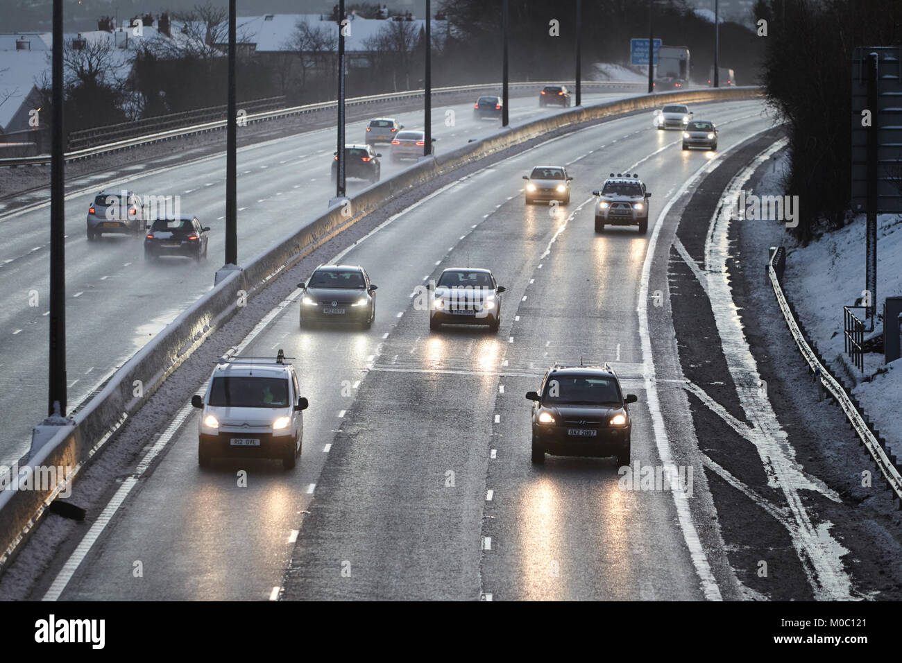 Autos entlang knirschte gesalzen Autobahn in Newtownabbey Nordirland Stockfoto