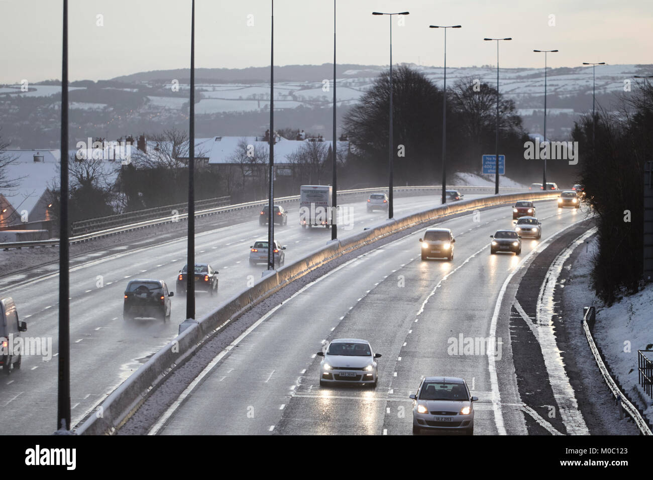 Autos entlang knirschte gesalzen Autobahn in Newtownabbey Nordirland Stockfoto