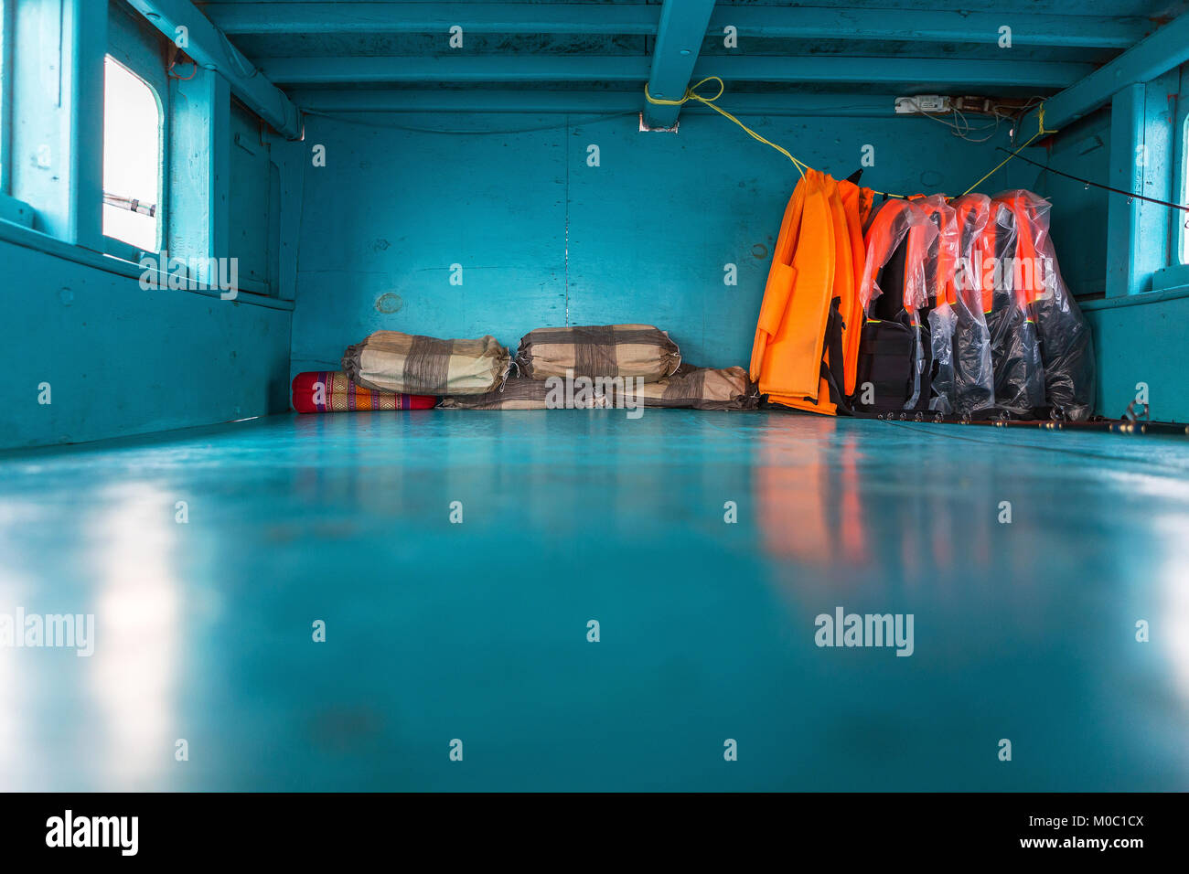 Kissen mit Schwimmweste in der Mansarde auf dem Boot Stockfoto