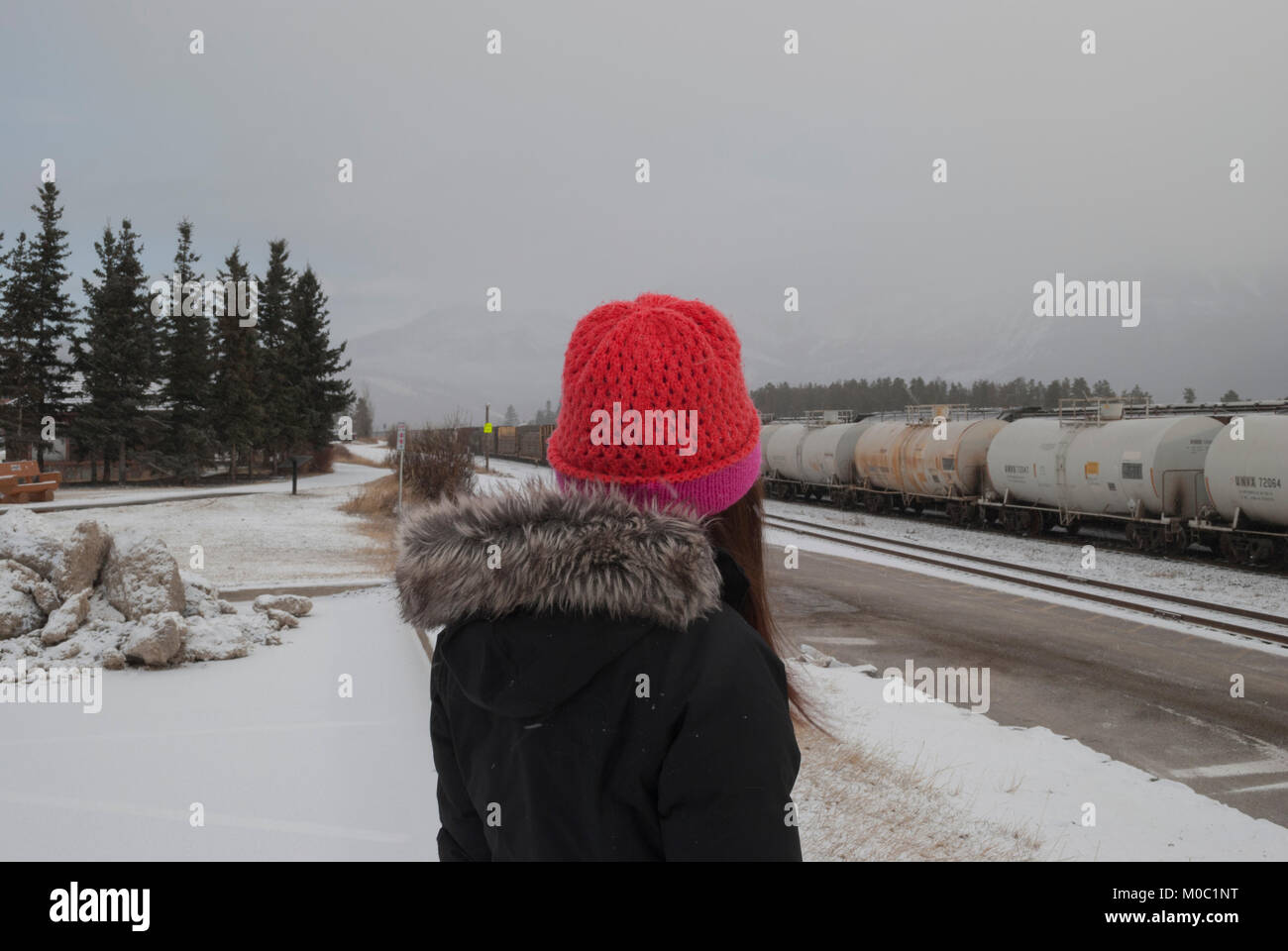 Junge Frau an einem Canadian Pacific Zug starrt Stockfoto