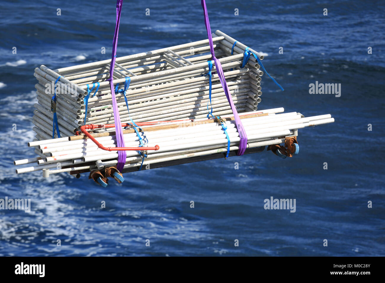 Für die Anlagen im Gebäude aus irischer Offshore Insel geflogen, wilden Atlantik, County Mayo, Irland Stockfoto