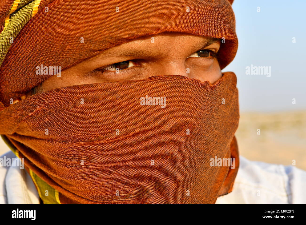 Arabische Männer mit Kopf Schals in der Wüste Sonne und Sand Stockfoto