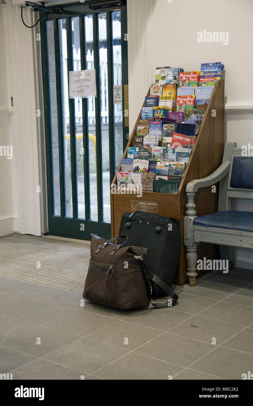 St Erth, Cornwall, England, 8. Januar 2018, unbeaufsichtigtes Gepäck an einem Bahnhof warten Zimmer Stockfoto