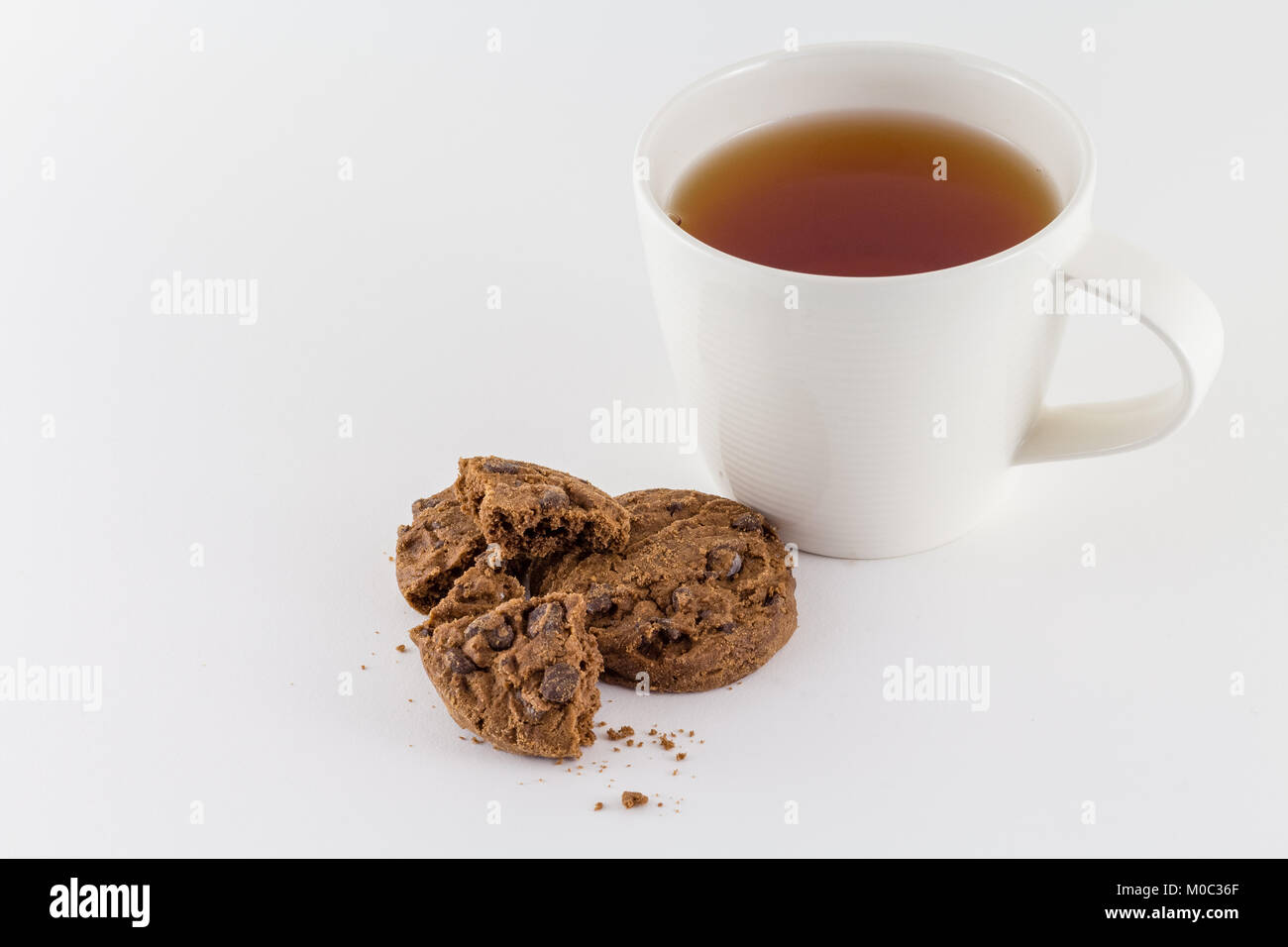 Tasse Tee mit Chocolate Chip Cookies auf weißem Hintergrund Stockfoto