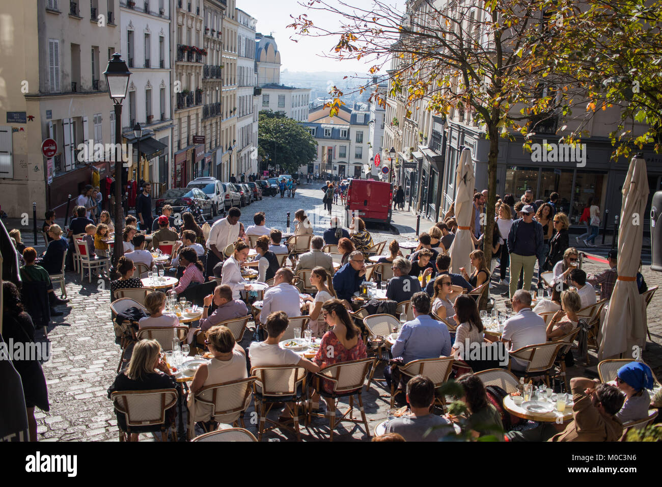 Sonnigen Nachmittag im französischen Restaurant Le Relais De La Butte in Montmartre, Paris. Oktober 2017. Stockfoto