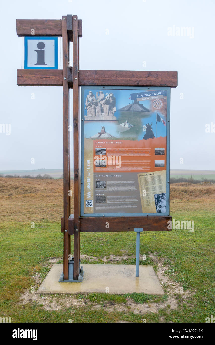 Informationen anzeigen, die Informationen über Denkmal Ossuaire Navarin auch als Monument Aux Morts de Armees de Champagne. Sainte-Marie-eine-Py, Marne Stockfoto